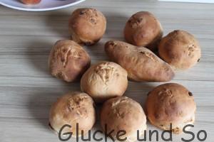 fertig sind Sie die günen Brötchen-wieso grün? Weil sie mit frischen Kräutern gemacht werden-heute gibt es getrocknete Tomaten, Thymian und Bärlauch
