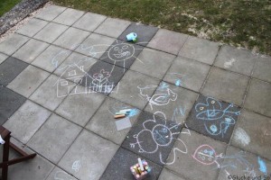 da es geregnet hat war klar dass wir wieder kreativ werden müssen um der Terrassenplatten ein schönes Antlitz zu verschaffen
