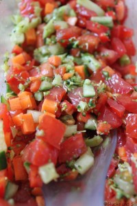 es gab wieder leckeren Salat, diesmal Gurke, Paprika,Tomate und Brokkoli in einer dunklen Balsamico-Vinaigrette