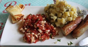 Wir sind süchtig nach grillen und so gab es Grillkäse, Würstchen, Kartoffelsalat und Tomaten-Mozzarellasalat