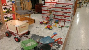 Wir machten uns auf den Weg in einige Baumärkte, da wir einen Schirmständer suchen. Ja und siehe da, ein toller Baumarkt hatte ein Spielparadies für Kinder.