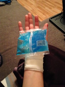 So über 2 Stunden später wussten wir, dass es nur eine Mittelhandprellung war und ich lag schmerzerfüllt auf der Couch