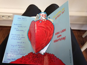 Da saß ich nun und auf einmal kam eine riesen Überraschung. meine liebste Leserin Nadin hatte zu meinem Frisör eine Geburtstagskarte samt Geschenk geschickt. Ich war total baff. Mein Liebster hatte auch zusätzlich alles bezahlt was für diesen Frisörbesuch anstand.