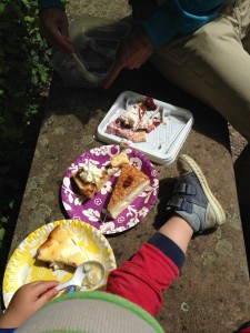 wir haben dann mal unseren gekauften Kuchen eingepackt und ganz standesgemäss mit Papptellern im Park gegessen