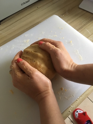 kekse-teig-hand-kneten