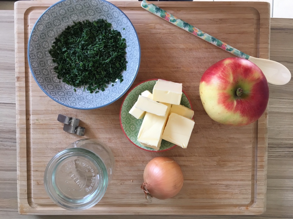 Apfel-Zwiebel-Butter mit frischem Schnittlauch - Glucke und So