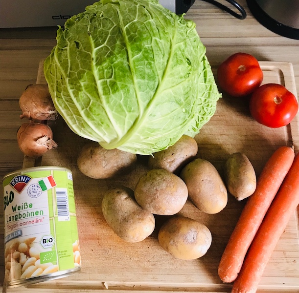 deftiger Wirsingtopf weisse Bohnen Zwiebeln Tomaten