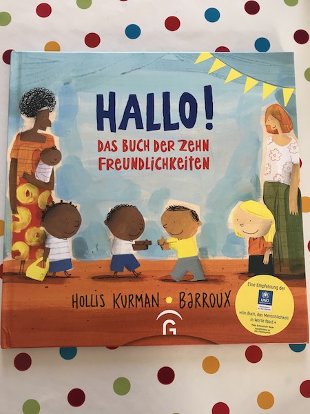 ein Buchcover mit einer Flüchtlingsfamilie und ihren drei Kindern sowie einem weiteren Kind und einer Frau Titel ist hallo das Buch der zehn Freundlichkeiten